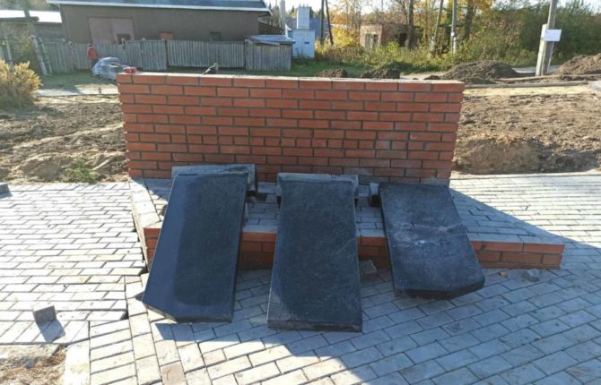 В посёлке Чёрное Соликамского округа в ночь на 28 сентября вандалы разрушили строящийся мемориал